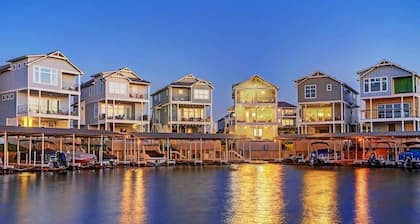 Harbor House Lakefront Luxury w Boat Slip, Pool