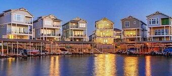 Harbor House Lakefront Luxury w Boat Slip, Pool