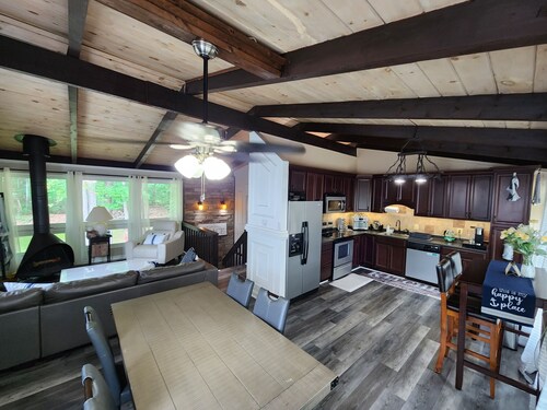 Cozy property, a short walk to a lake front beach.