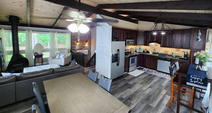 Cozy property, a short walk to a lake front beach.