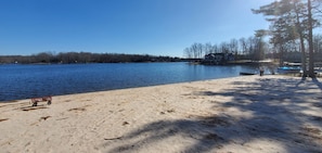 Playa en los alrededores y camastros