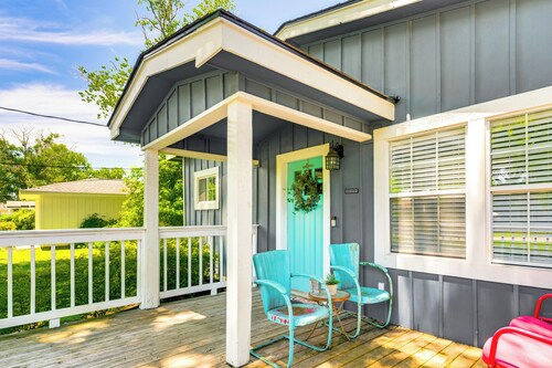 Pet-Friendly Cottage, 3 Blocks to Main St!