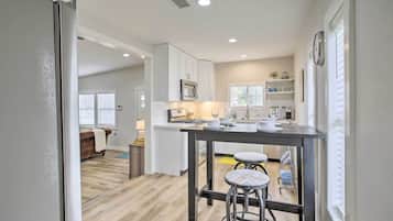 Réfrigérateur, micro-ondes, plaque de cuisson, lave-vaisselle