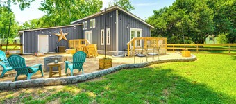 Pet-Friendly Cottage, 3 Blocks to Main St!