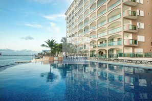 A heated pool - El Cantil 6CN Luxurious 6th floor Oceanfront Condo (San Miguel de Cozumel)