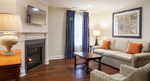 Smart TV, fireplace, DVD player, foosball - 2BR Premium Villa Patrick Henry Square on Resort w/ amenities (Williamsburg)