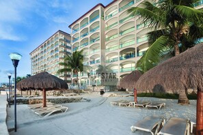 Outdoor dining - Tropical Paradise w/ Ocean Views at El Cantil 7BS (San Miguel de Cozumel)