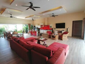 Smart TV, DVD player, ping pong, books - Fantastic 4-bed pool villa flooded with light and air (Nong Khon Hin Lek Fai)
