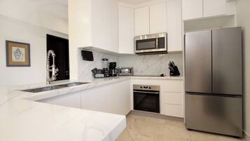 Refrigerador, microondas, horno y parrilla de estufa