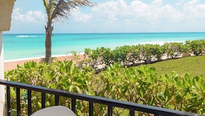 Ein Balkon mit Blick auf Strand und Meer.
