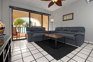 Télévision, lecteur de DVD, chaîne hi-fi