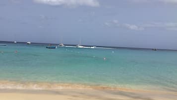 Playa en los alrededores, camastros y toallas de playa