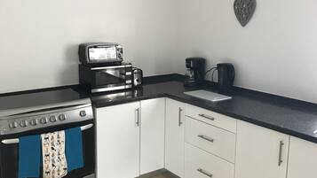 Køleskab, mikrobølgeovn, ovn, kogeplade