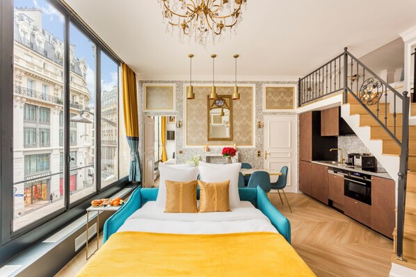 3 chambres, bureau, fer et planche à repasser, lit de bébé portatif
