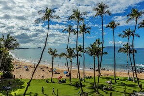 On the beach - Oceanfront 2BR/2BA Unit: Stunning Views, Modern Upgrades, Prime Location MKAI307 (Kihei)
