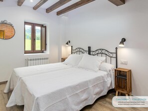 6 slaapkamers, een strijkplank/strijkijzer, internet, beddengoed