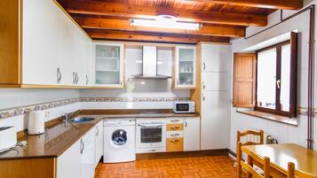 Een koelkast, een magnetron, een oven, een koffiezetapparaat/waterkoker