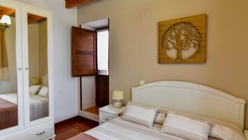 3 slaapkamers, een strijkplank/strijkijzer, beddengoed