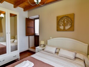 3 bedrooms, iron/ironing board, bed sheets