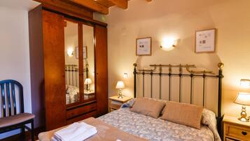 3 bedrooms, iron/ironing board, bed sheets