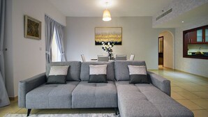 Standaard appartement, 2 slaapkamers, toegang tot zwembad, uitzicht op jachthaven | Woonruimte
