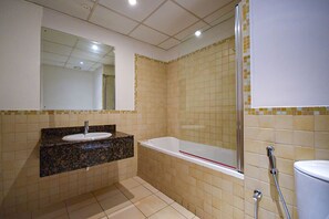 Căn hộ Tiêu chuẩn, 2 phòng ngủ, có thể sử dụng hồ bơi, quang cảnh bến du thuyền | Phòng tắm