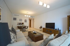 Apartamento standard, 2 quartos, acesso à piscina, vista parcial para o mar | 2 quartos, Wi-Fi de cortesia