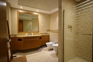 Apartamento standard, 2 quartos, acesso à piscina, vista parcial para o mar | Banheiro