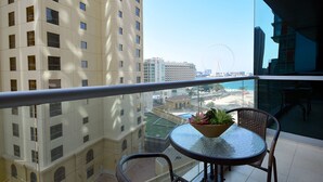 Standard-Apartment, 2 Schlafzimmer, Poolzugang, eingeschränkter Meerblick | Terrasse/Patio
