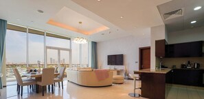 Standard-Apartment, 2 Schlafzimmer, Poolzugang, Meerblick | Wohnbereich