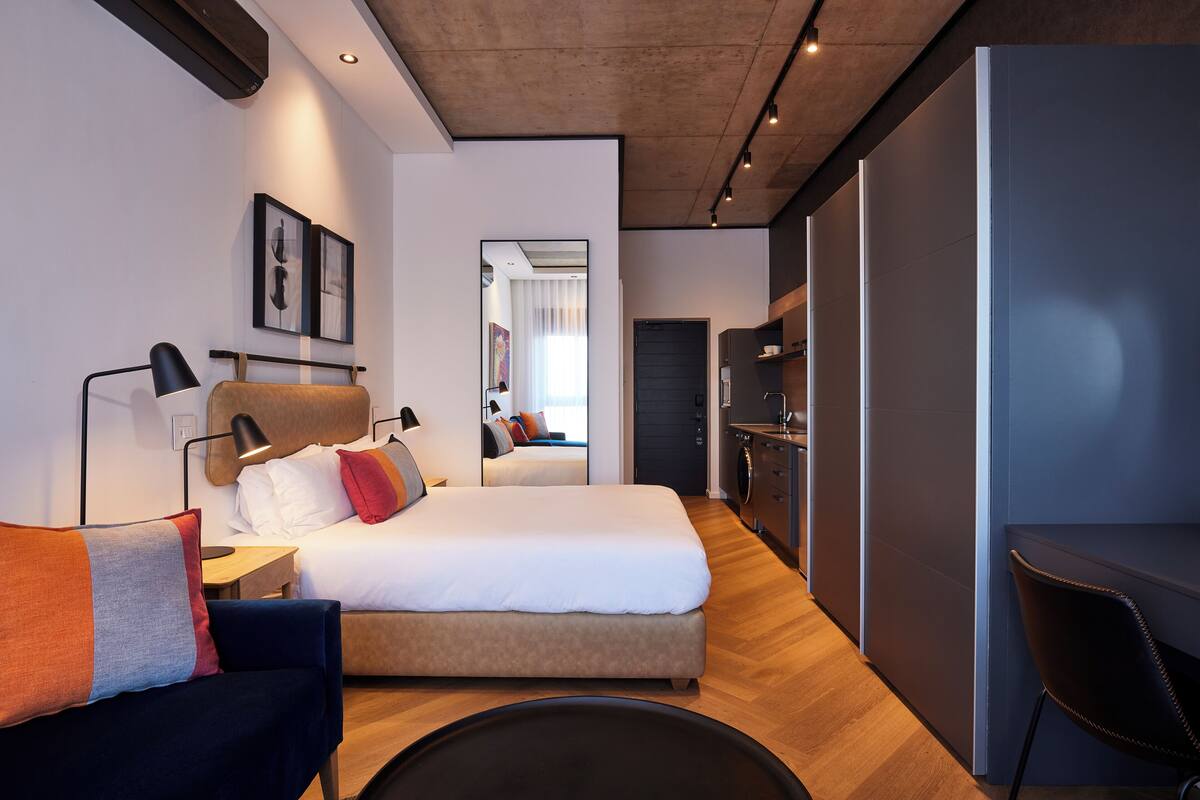 Luxe beddengoed, een kluis op de kamer, een bureau, een laptopwerkplek
