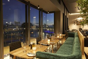 Frokost, lunsj og middag serveres, italienske retter, utsikt mot hagen 