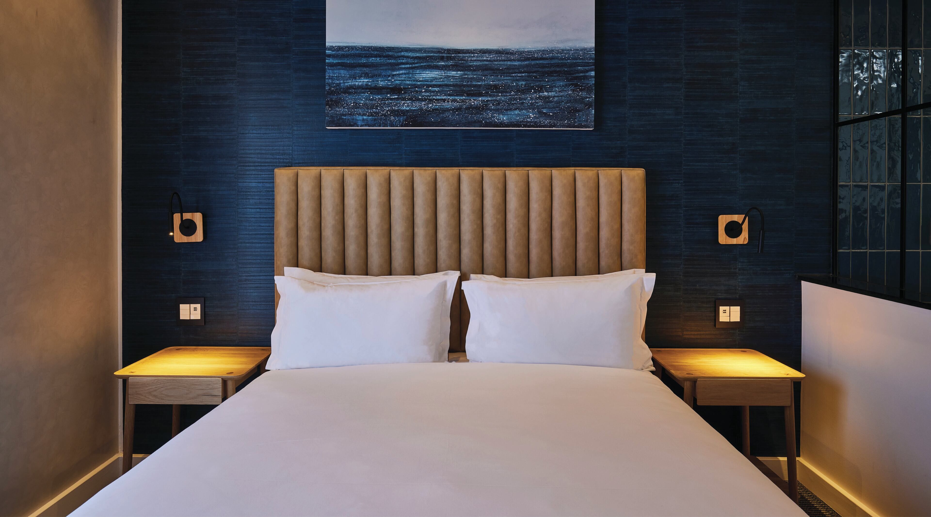 Luxe beddengoed, een kluis op de kamer, een bureau, een laptopwerkplek