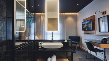 Quarto superior (Piazza Facing) | Roupas de cama premium, cofres nos quartos, escrivaninha