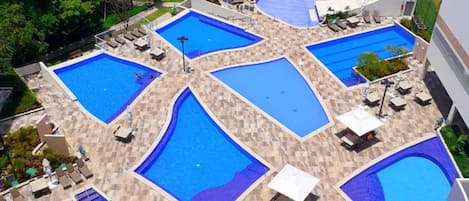 10 座室外游泳池,開放時間為 08:00 至 23:00,提供泳池遮陽傘和日光浴躺椅