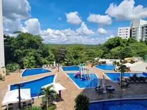 10 outdoor pools, open 8:00 AM to 11:00 PM, pool umbrellas, sun loungers - Thermas Goiás - Park Veredas (Rio Quente)