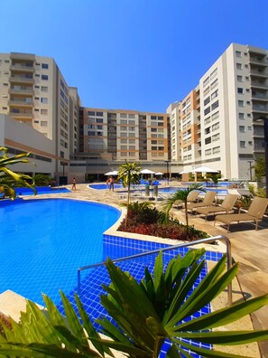 10 outdoor pools, open 8:00 AM to 11:00 PM, pool umbrellas, sun loungers - Thermas Goiás - Park Veredas (Rio Quente)