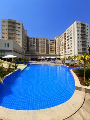 10 outdoor pools, open 8:00 AM to 11:00 PM, pool umbrellas, sun loungers - Thermas Goiás - Park Veredas (Rio Quente)
