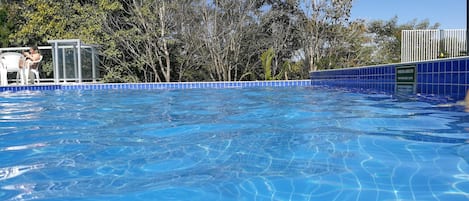 10 piscinas externas, funciona das 8h às 23h, guarda-sóis