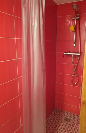 Dusche, Haartrockner, Toilettenpapier