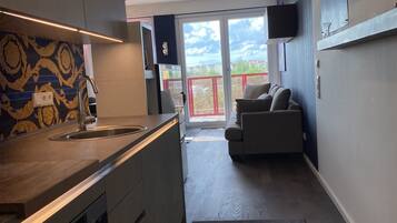 Kühlschrank, Ofen, Herdplatte, Wasserkocher mit Kaffee-/Teezubehör