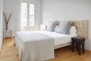 3 slaapkamers, een strijkplank/strijkijzer, beddengoed