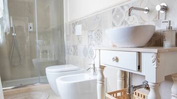 Doccia, asciugacapelli, bidet, asciugamani