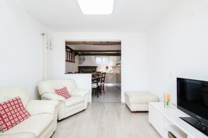 LA TAVERNA | Living area | 40-inch flat-screen TV with satellite channels, TV - LA TAVERNA (Torricella Taverne)