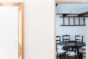 LA TAVERNA | Dining room