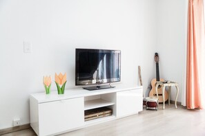 LA TAVERNA | Living area | 40-inch flat-screen TV with satellite channels, TV - LA TAVERNA (Torricella Taverne)