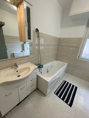 Combined shower/tub, bidet