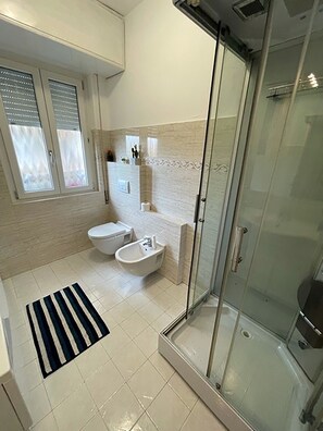 Combined shower/bathtub, bidet - Very comfortable apartment in residential area with park (Seriate)