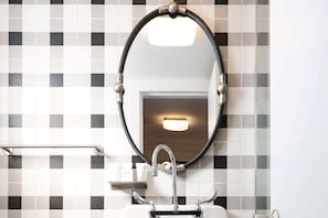 Gratis toiletartikler, hårtørrer, badekåber, håndklæder