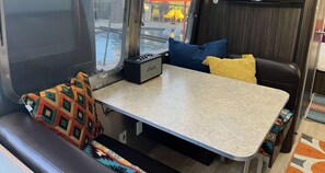 標準客房, 1 張標準雙人床, 非吸煙房, 冰箱和微波爐 (Dining Table;with Single Sofabed) | 免費無線上網、床單
